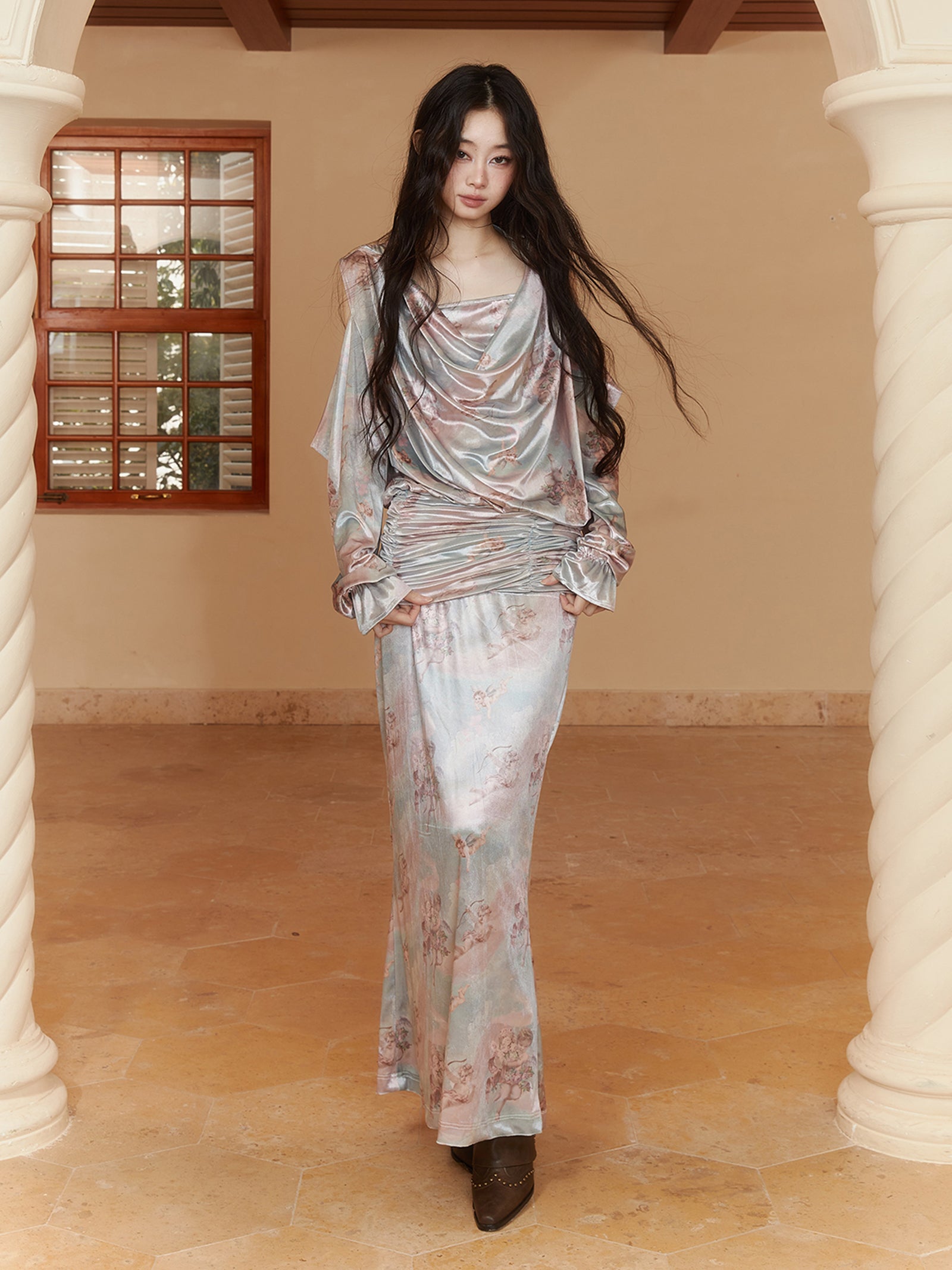 벨벳 하이엔드 글로시 큐피트 개더 페일톤 블라우스 & 롱 스커트