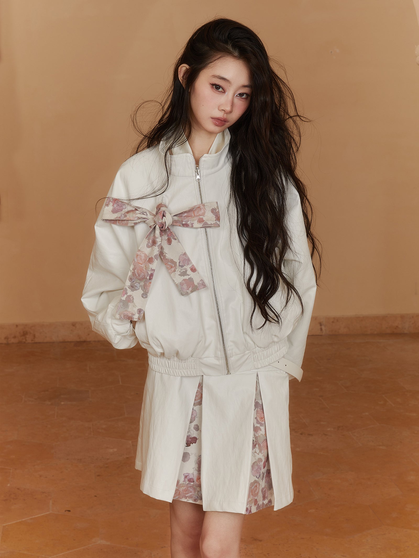 Veste de rose en cuir à fleurs réversibles et plis-skirt