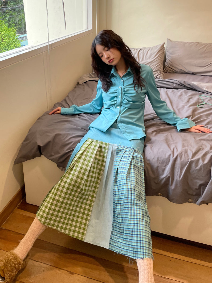 Einfache Faltenfalten einfache Hemd und Minirocke