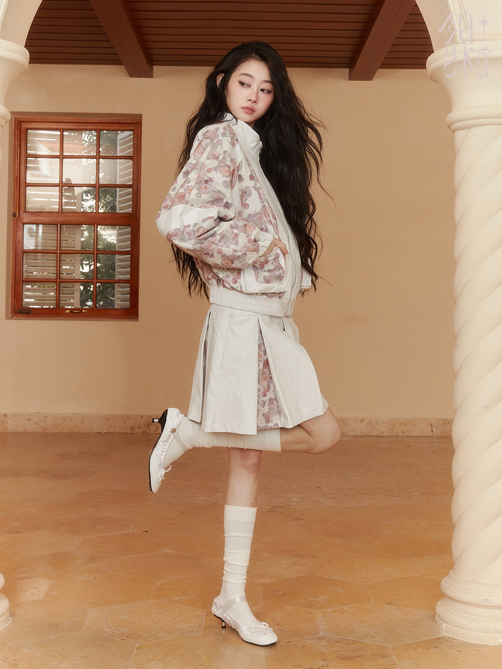 Veste de rose en cuir à fleurs réversibles et plis-skirt