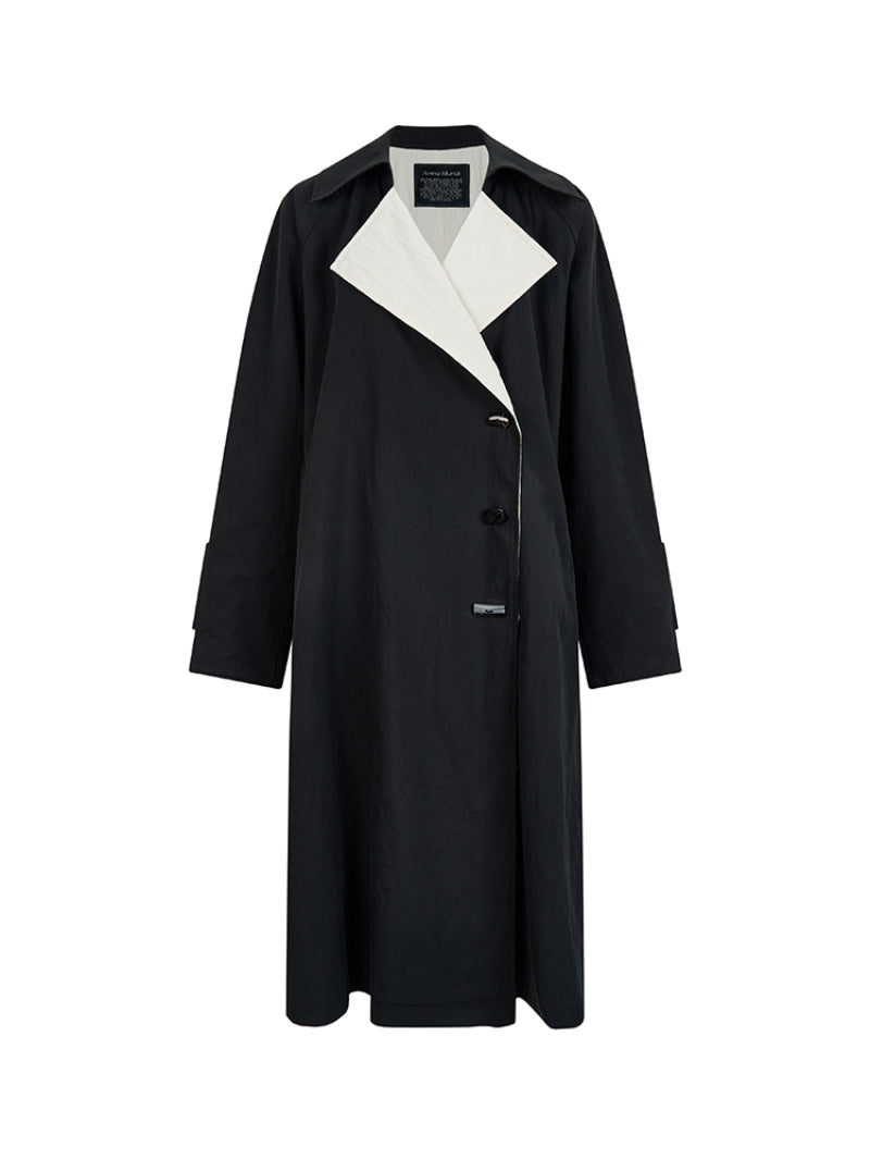 바이 컬러 니치 모노톤은 긴 코트를 주름지게했다