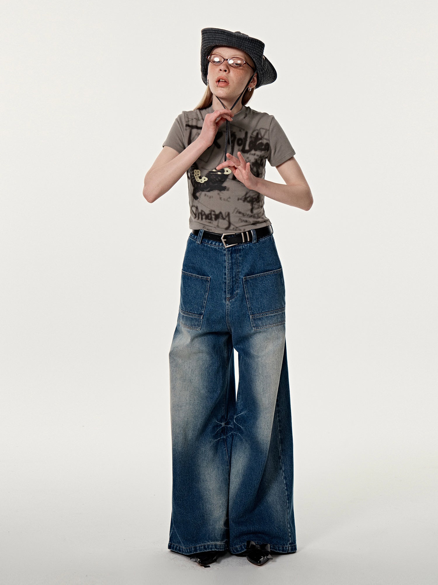 짧은 캐주얼 빈티지 티셔츠를 뿌립니다