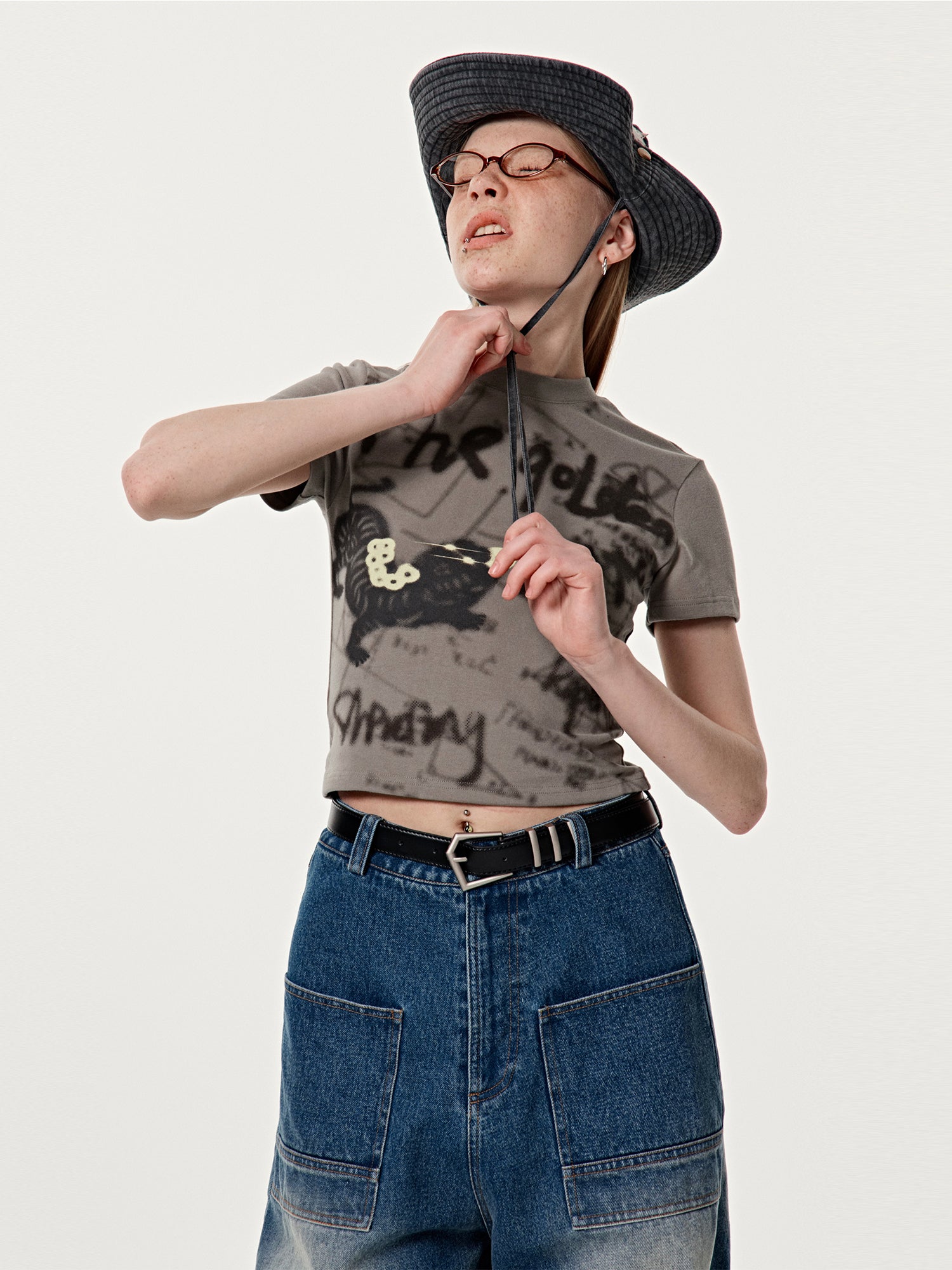 짧은 캐주얼 빈티지 티셔츠를 뿌립니다