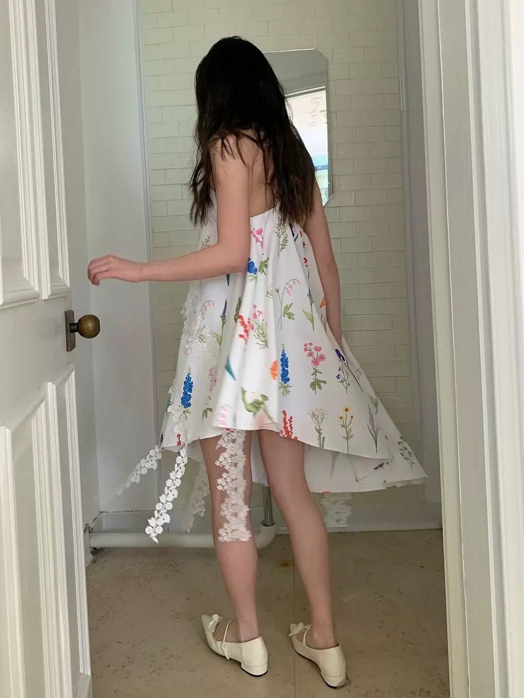 낭만적 인 숲은 원 숄더 레이스 비대칭 드레스를 인쇄했습니다