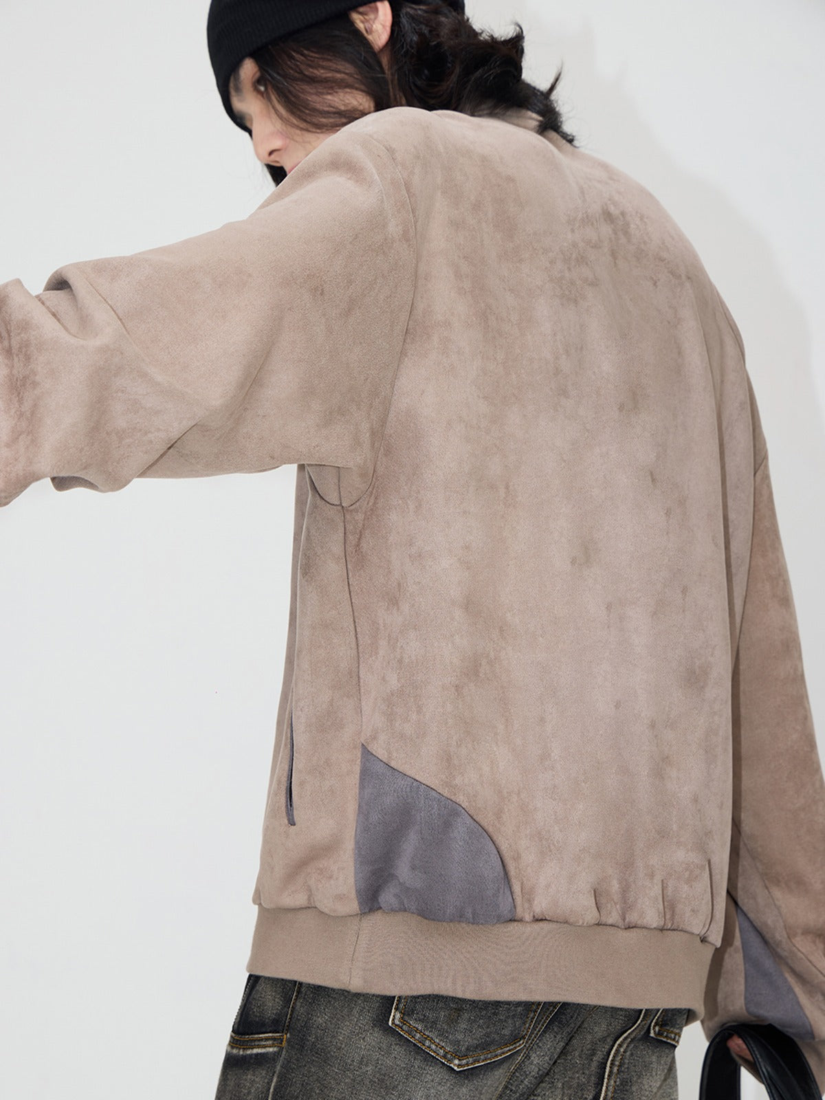 En daim touchent le pull à moitié zip