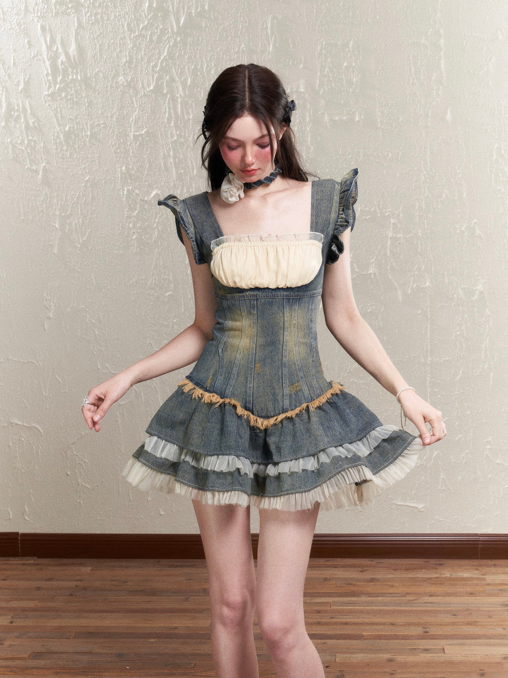 Denim Frill abgestufte Laee Flare ein Stück und Choker