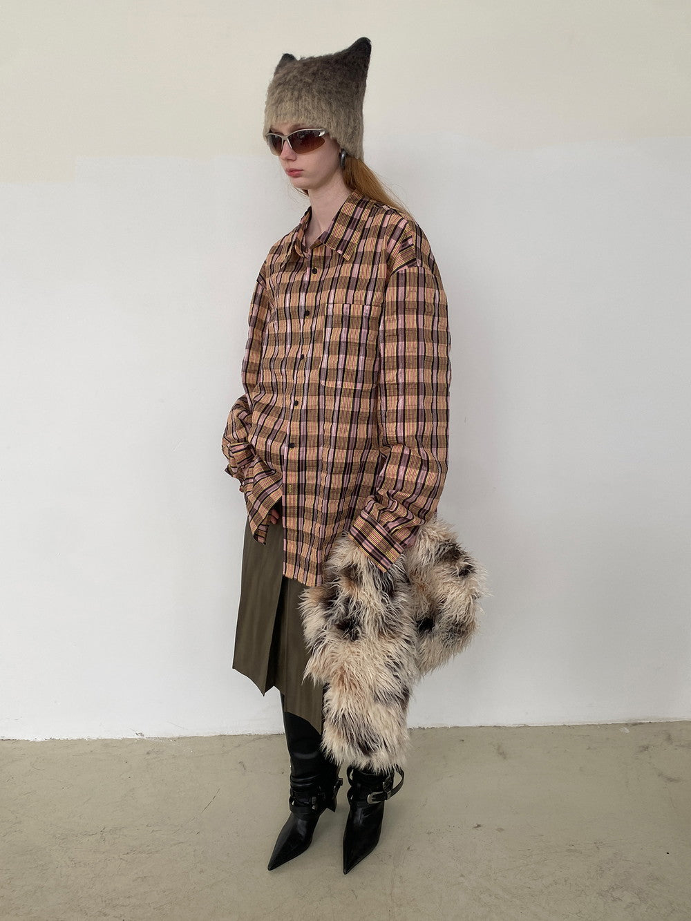 유엔은 복고풍 주름 지인 빈티지 오버 사이즈 셔츠를 확인했습니다