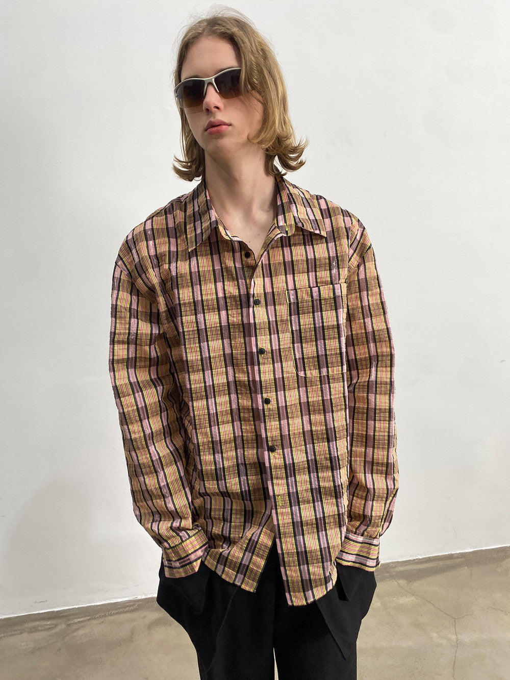 유엔은 복고풍 주름 지인 빈티지 오버 사이즈 셔츠를 확인했습니다