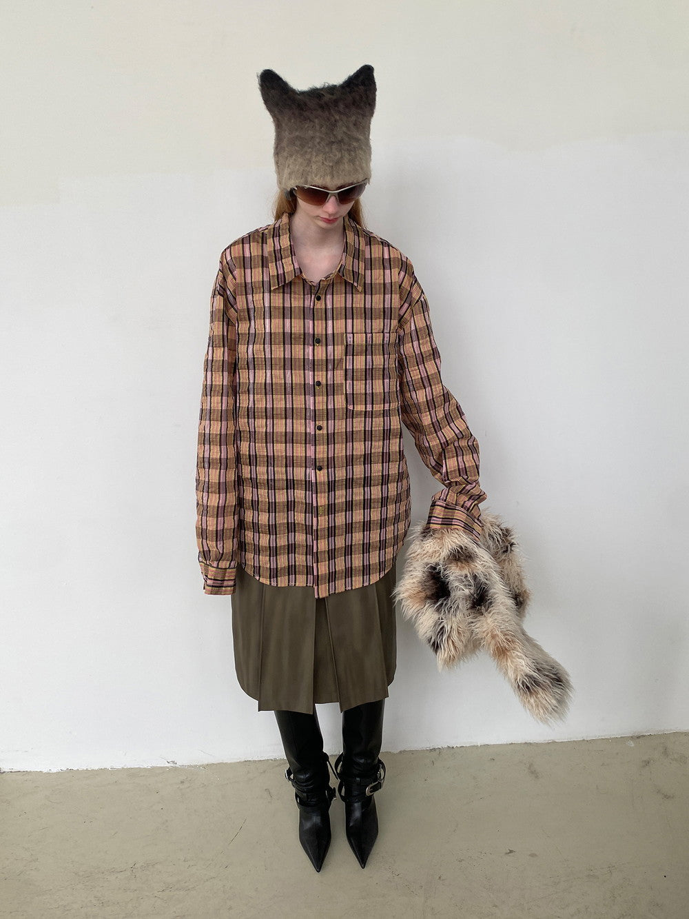 유엔은 복고풍 주름 지인 빈티지 오버 사이즈 셔츠를 확인했습니다