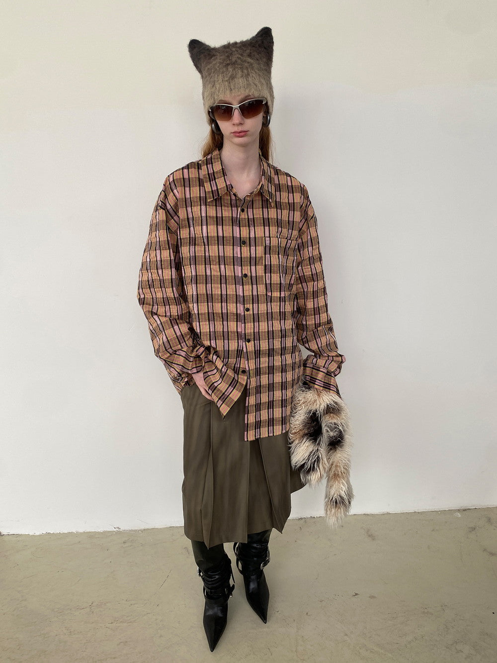 유엔은 복고풍 주름 지인 빈티지 오버 사이즈 셔츠를 확인했습니다