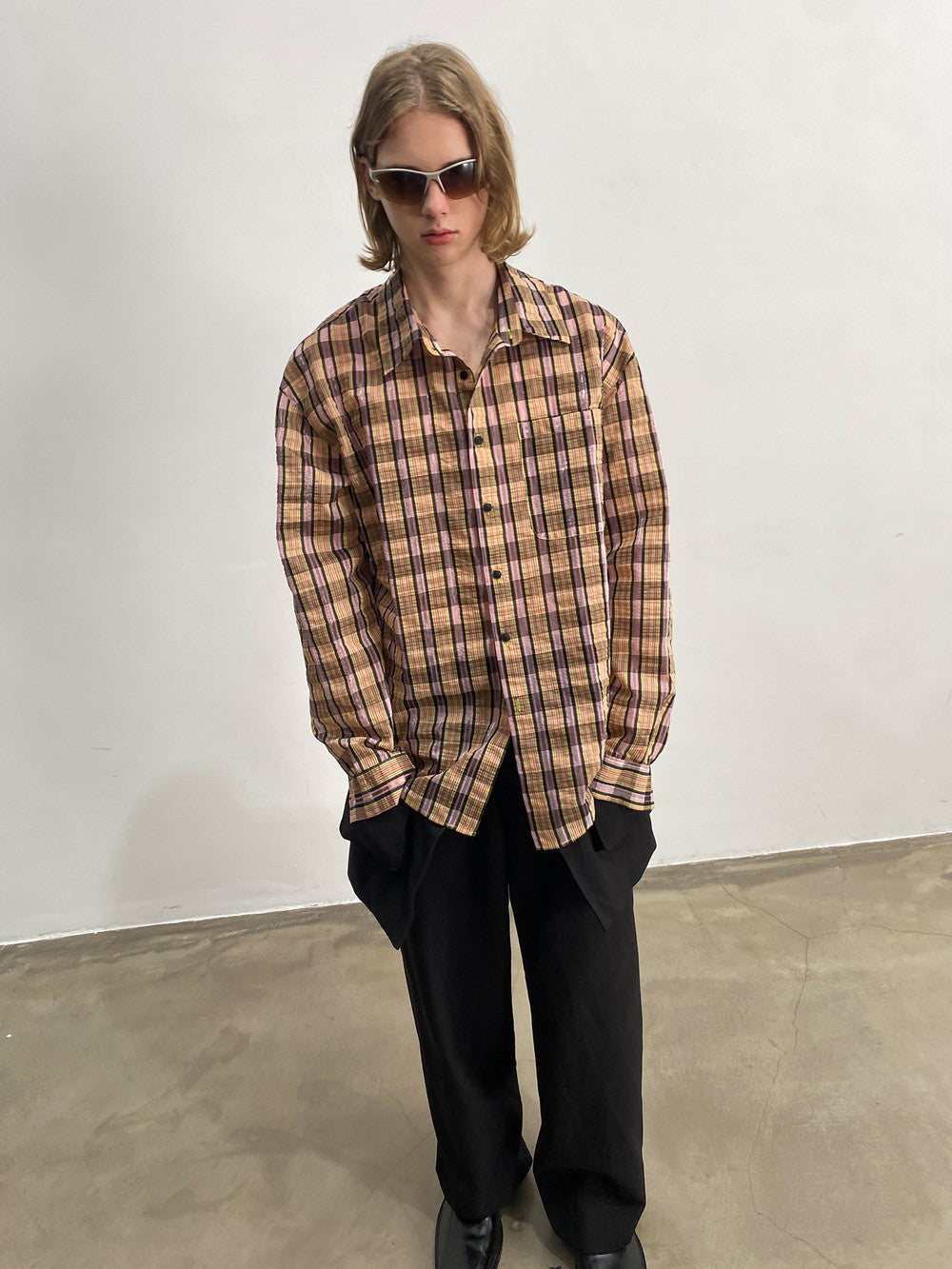 유엔은 복고풍 주름 지인 빈티지 오버 사이즈 셔츠를 확인했습니다