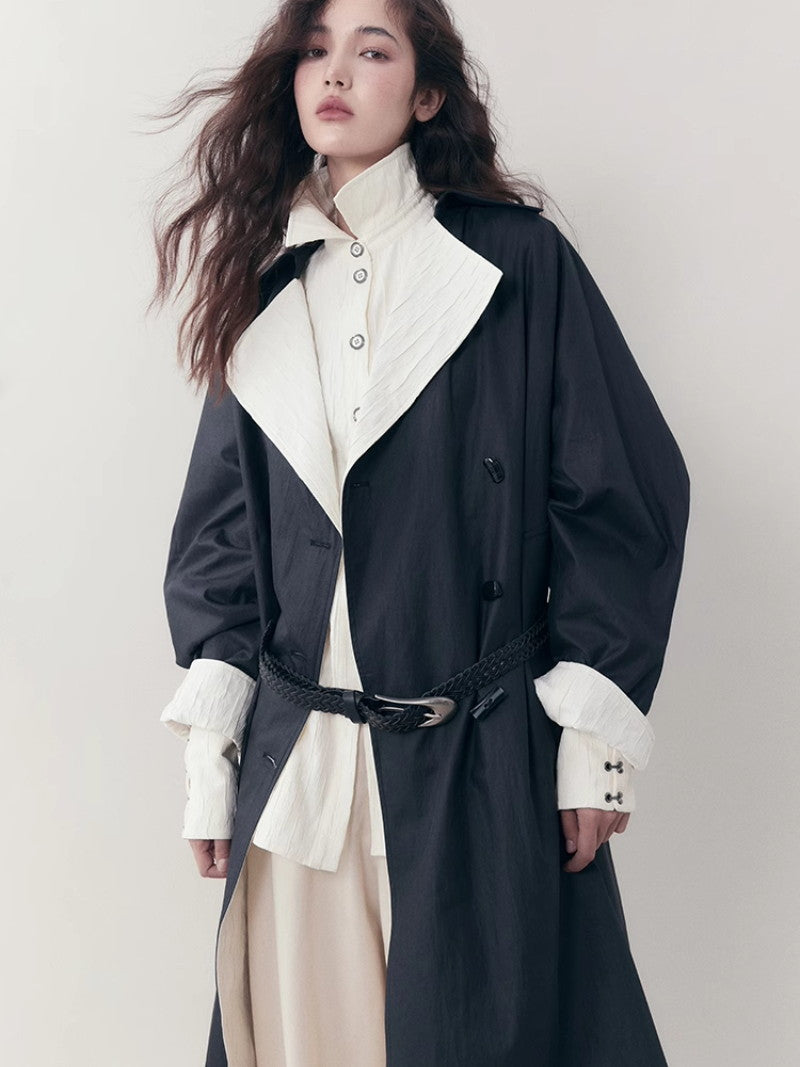 바이 컬러 니치 모노톤은 긴 코트를 주름지게했다