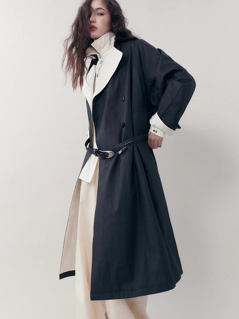 바이 컬러 니치 모노톤은 긴 코트를 주름지게했다