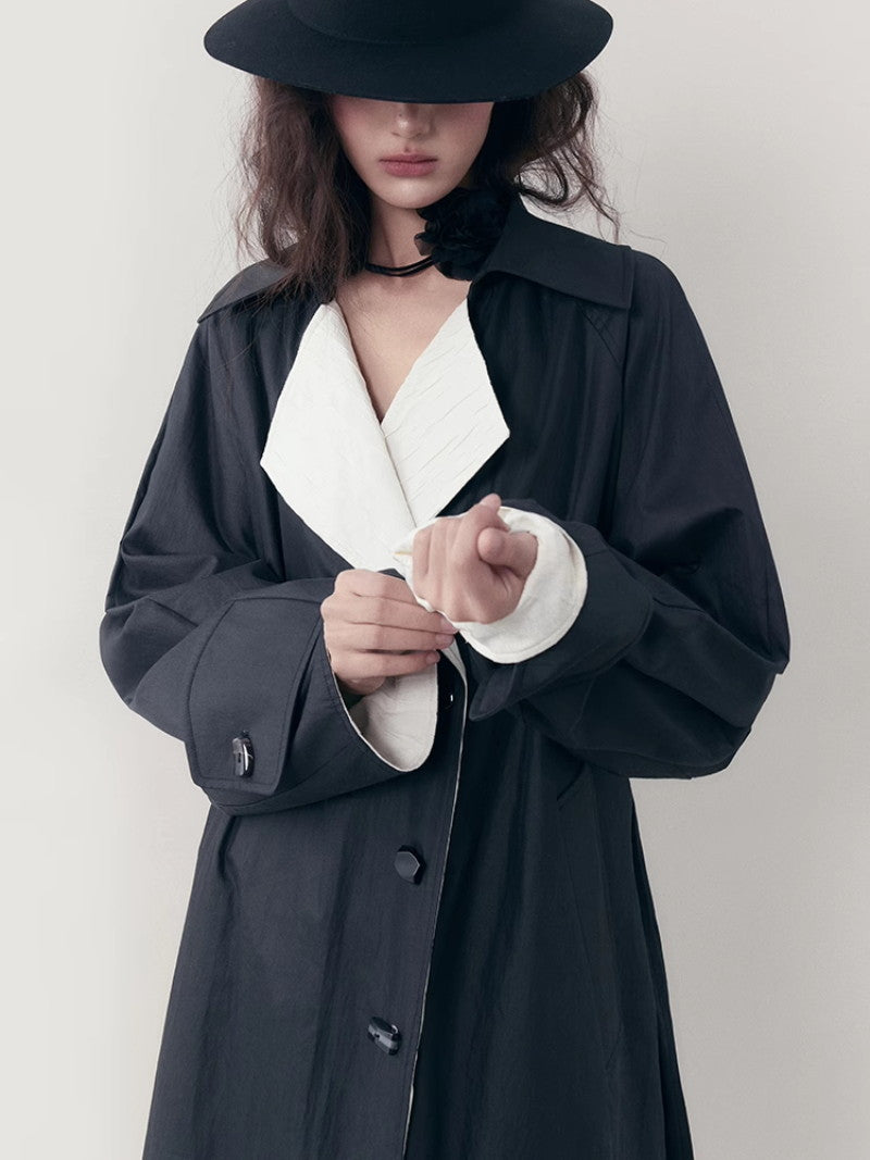 바이 컬러 니치 모노톤은 긴 코트를 주름지게했다