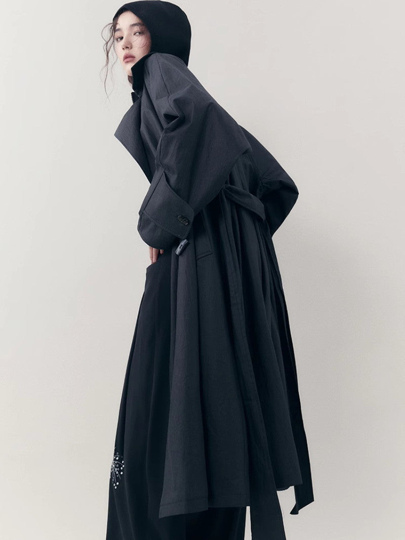 바이 컬러 니치 모노톤은 긴 코트를 주름지게했다