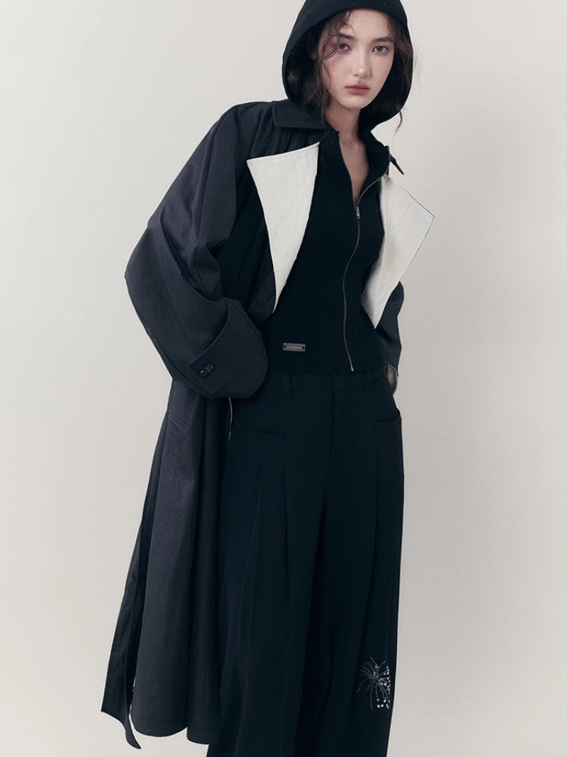 바이 컬러 니치 모노톤은 긴 코트를 주름지게했다