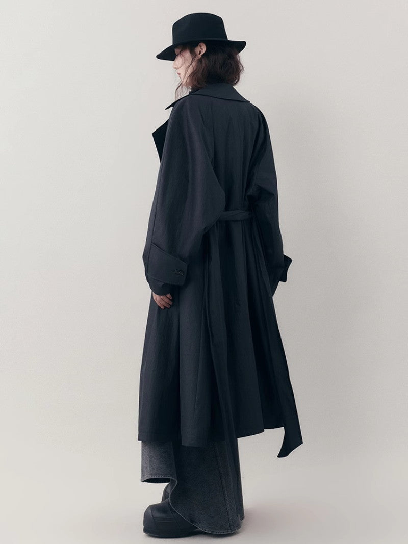 바이 컬러 니치 모노톤은 긴 코트를 주름지게했다