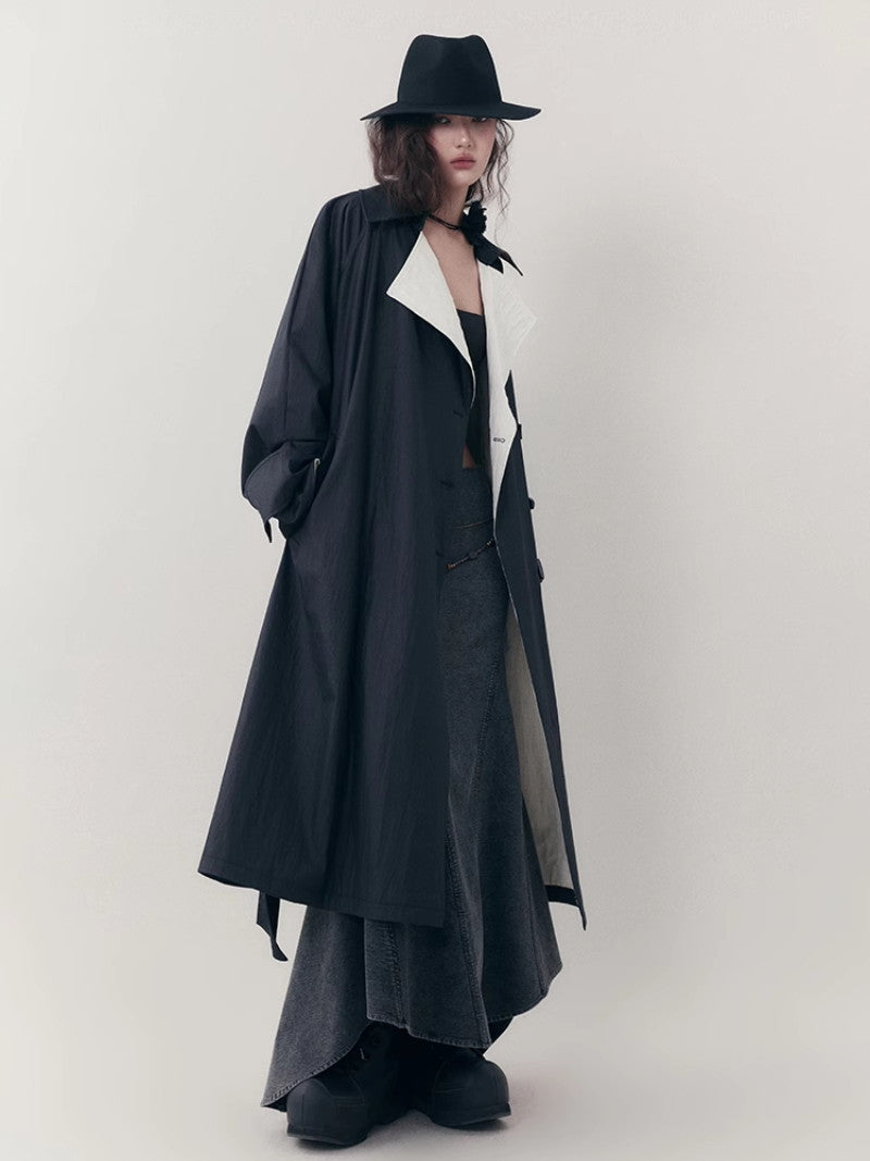 바이 컬러 니치 모노톤은 긴 코트를 주름지게했다