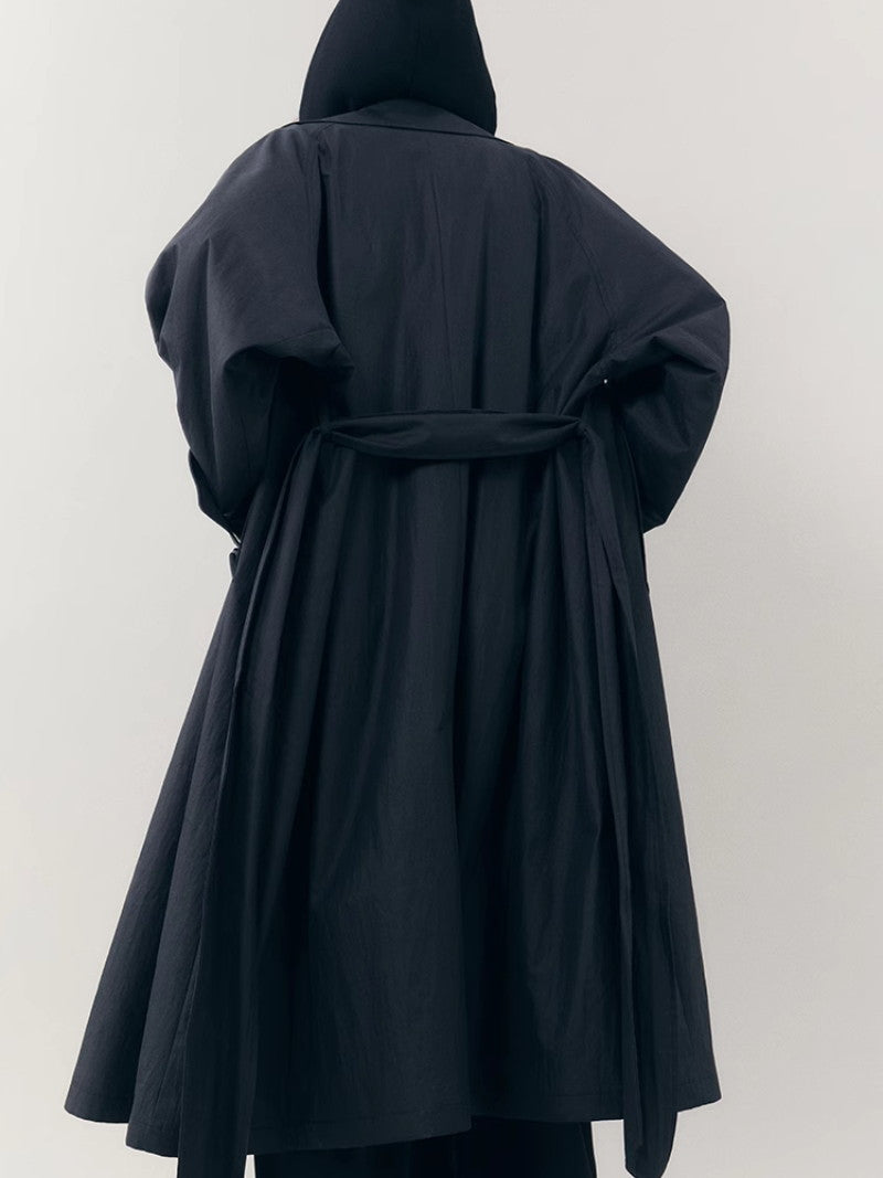 바이 컬러 니치 모노톤은 긴 코트를 주름지게했다