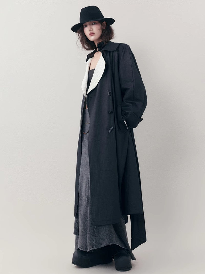 바이 컬러 니치 모노톤은 긴 코트를 주름지게했다