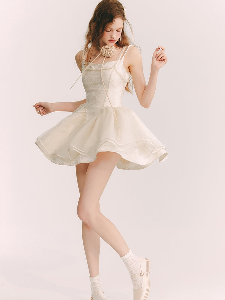 칙칙한 옷을 입은 꽃 자수 원피스