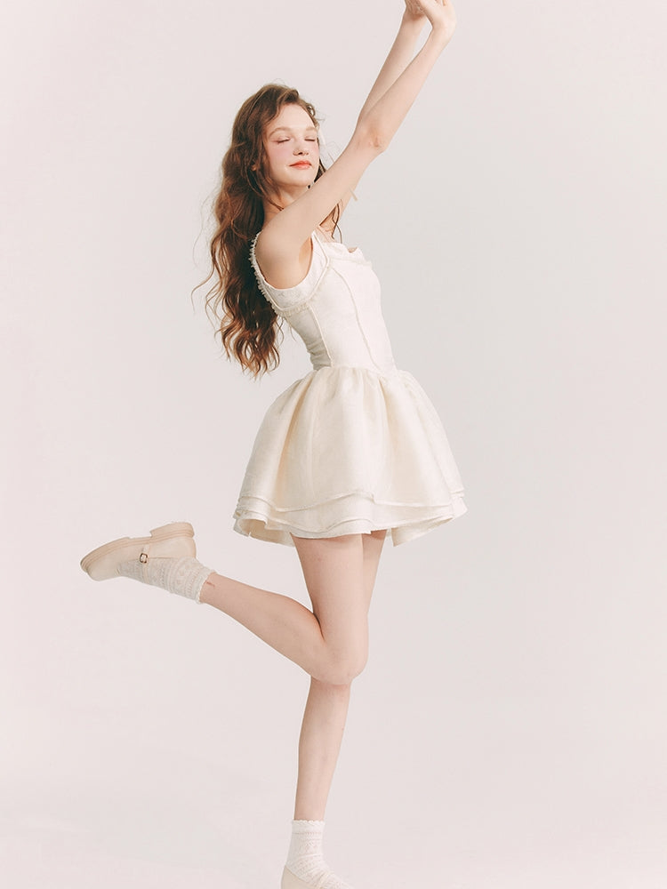 칙칙한 옷을 입은 꽃 자수 원피스