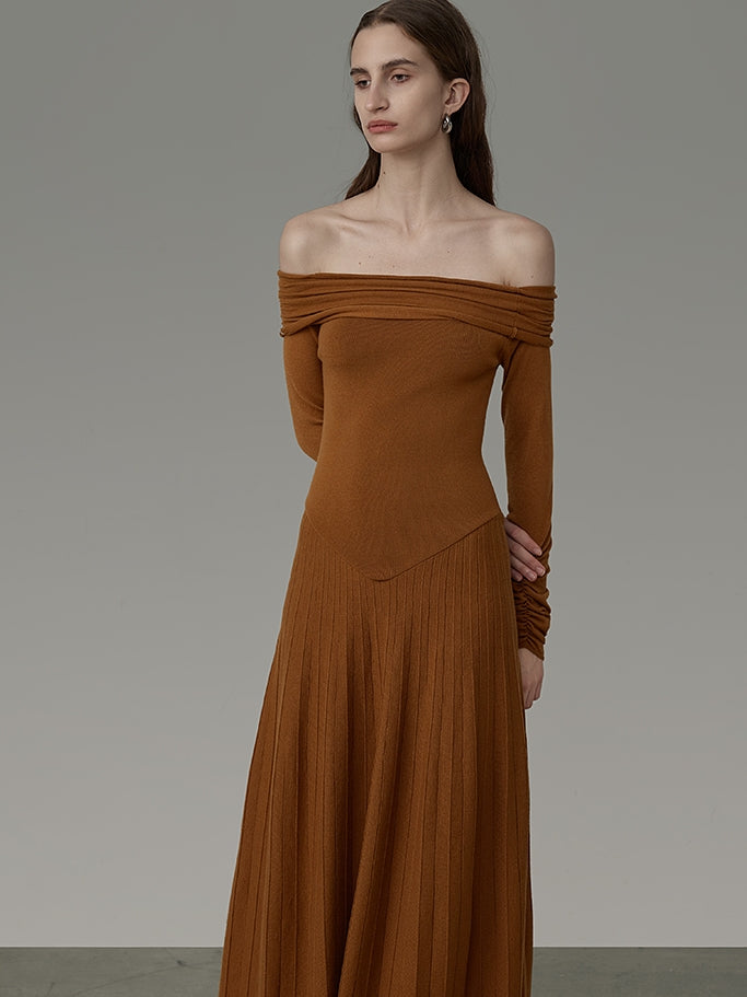 Rassemblez une seule pièce à épaules dérangées à fines minces