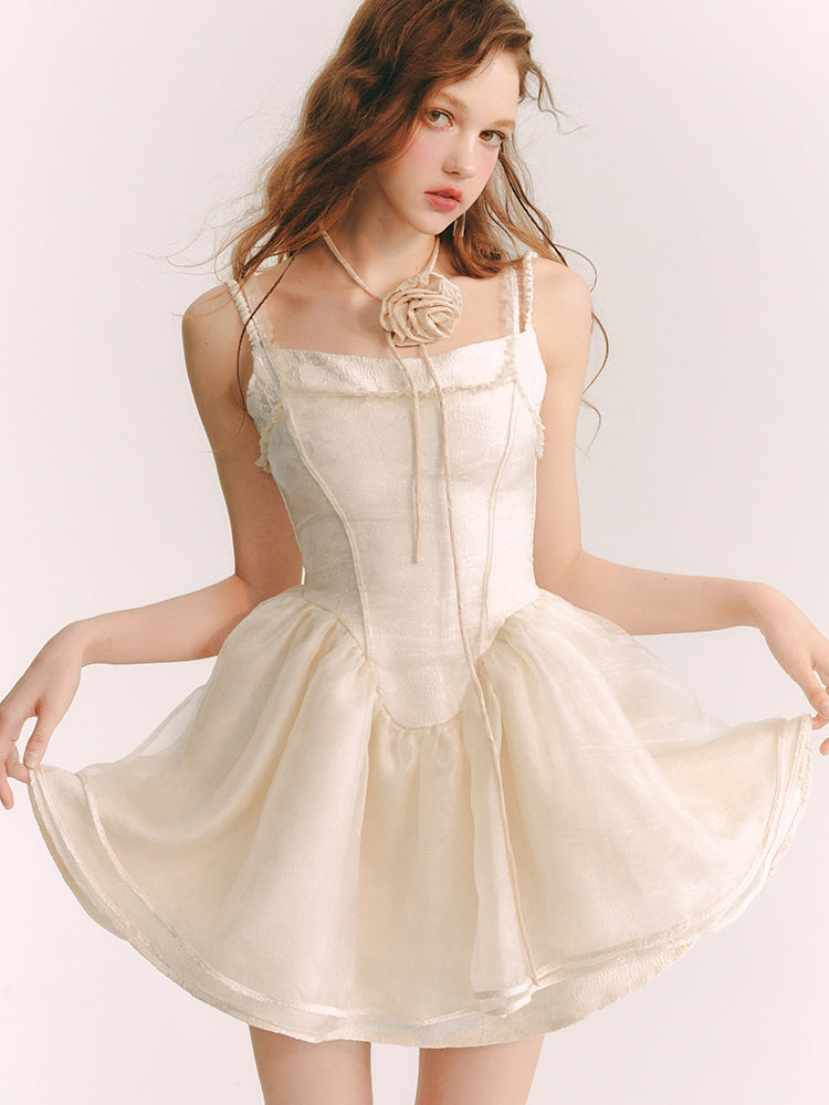 칙칙한 옷을 입은 꽃 자수 원피스