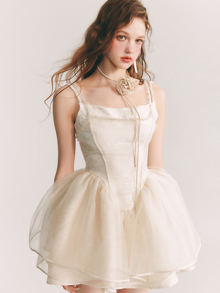 칙칙한 옷을 입은 꽃 자수 원피스