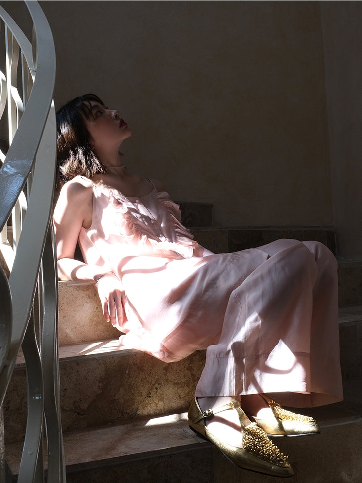 글로시는 느슨한 넓은 바지를 이완시킵니다