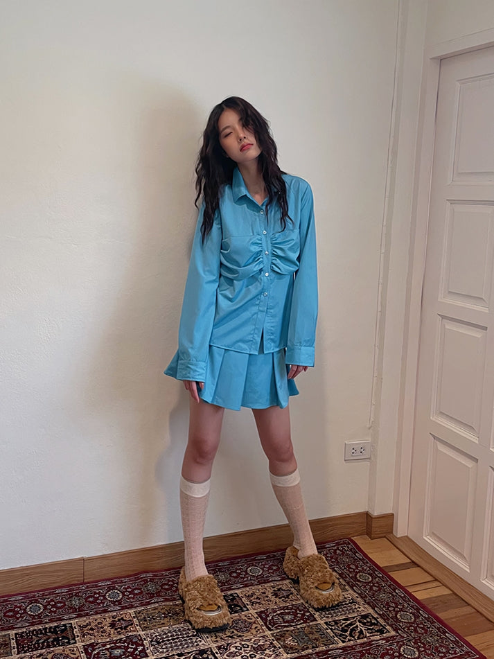 Einfache Faltenfalten einfache Hemd und Minirocke