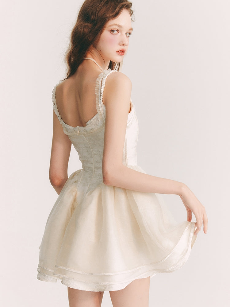 칙칙한 옷을 입은 꽃 자수 원피스