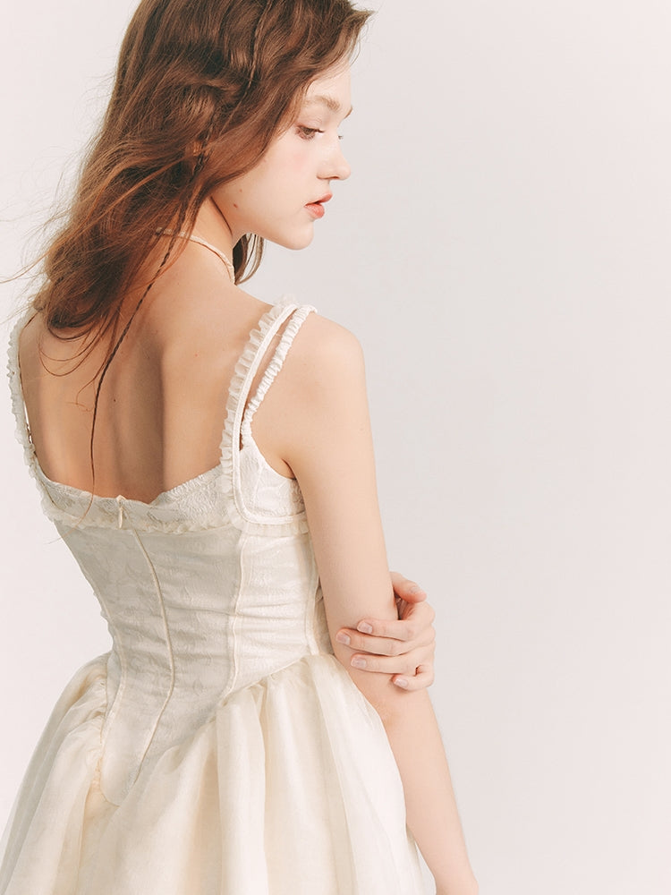 칙칙한 옷을 입은 꽃 자수 원피스