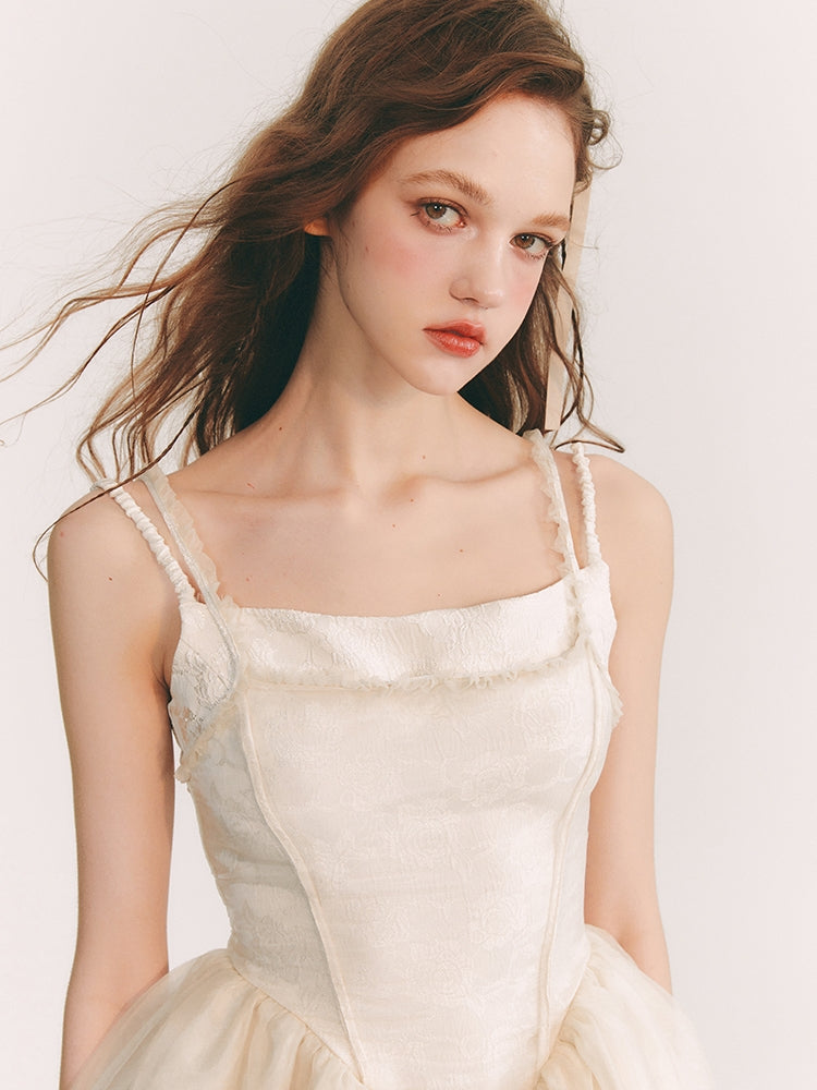 칙칙한 옷을 입은 꽃 자수 원피스