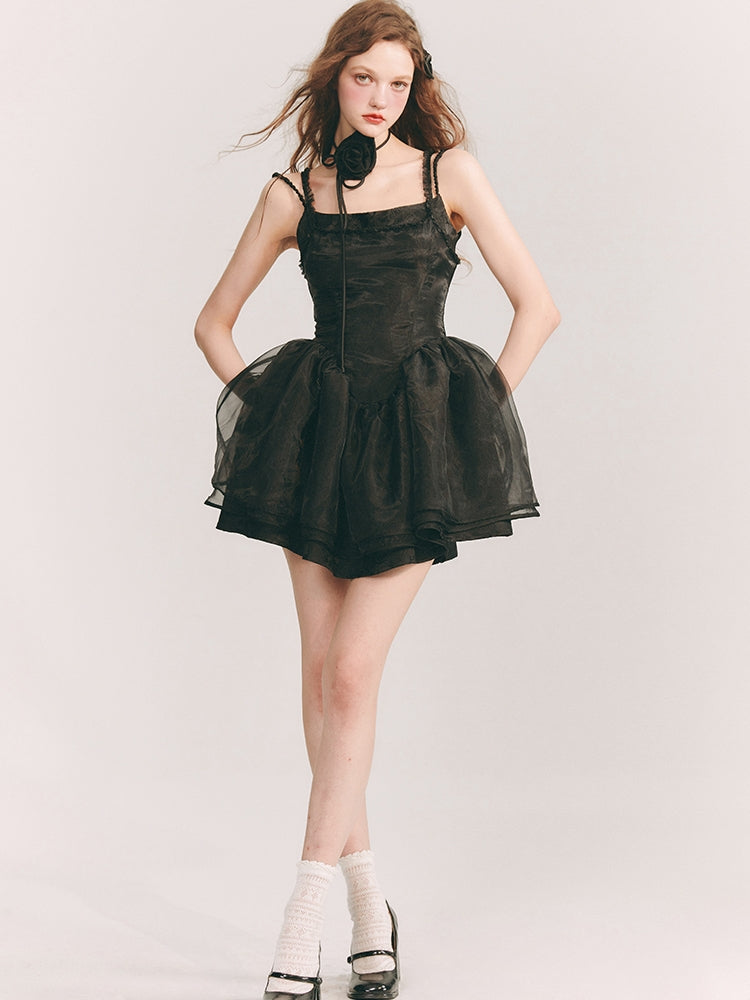 칙칙한 옷을 입은 꽃 자수 원피스