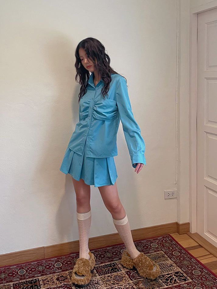 Einfache Faltenfalten einfache Hemd und Minirocke