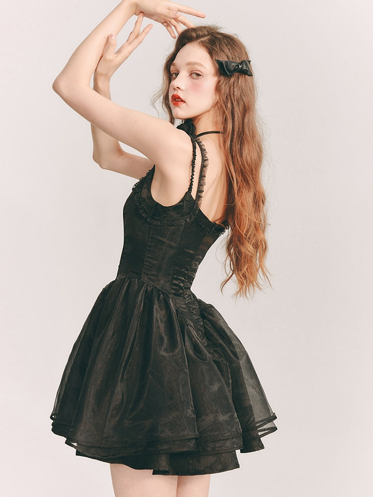 칙칙한 옷을 입은 꽃 자수 원피스