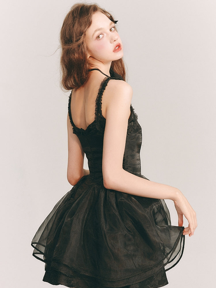 칙칙한 옷을 입은 꽃 자수 원피스