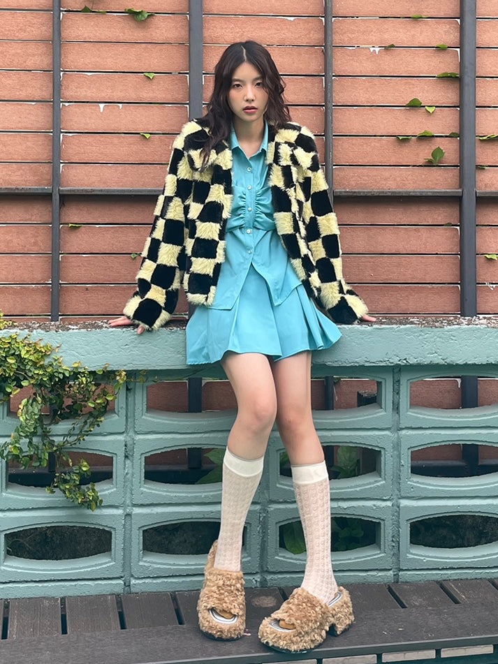 Einfache Faltenfalten einfache Hemd und Minirocke