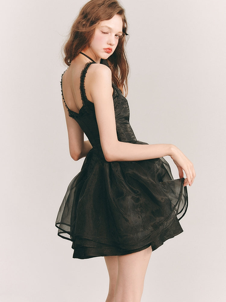 칙칙한 옷을 입은 꽃 자수 원피스