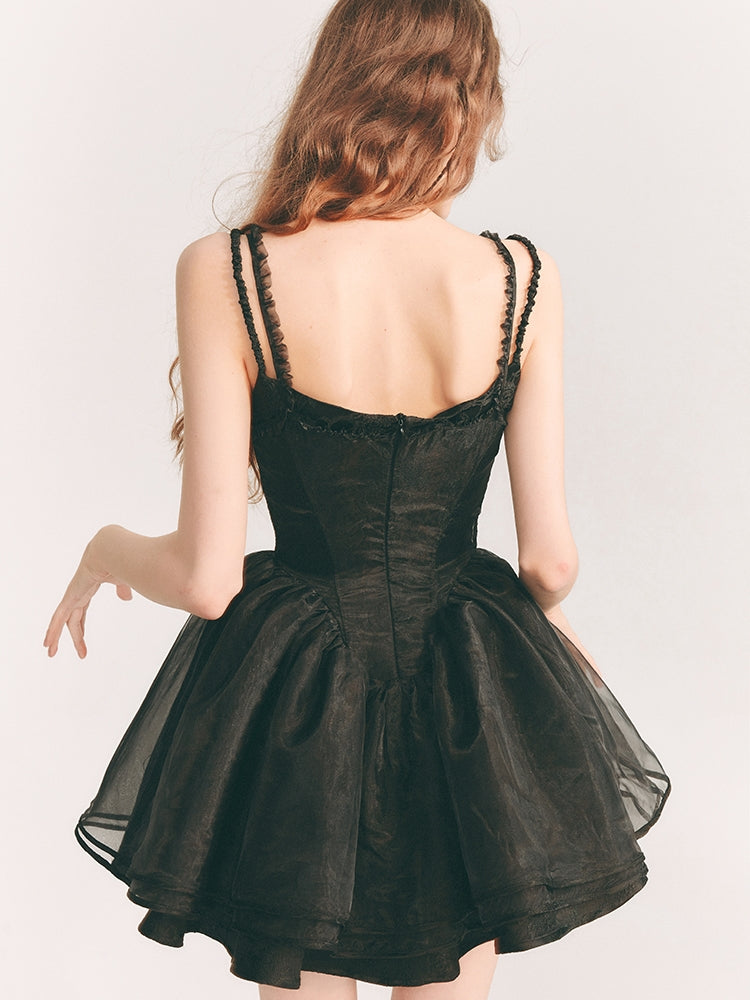 칙칙한 옷을 입은 꽃 자수 원피스