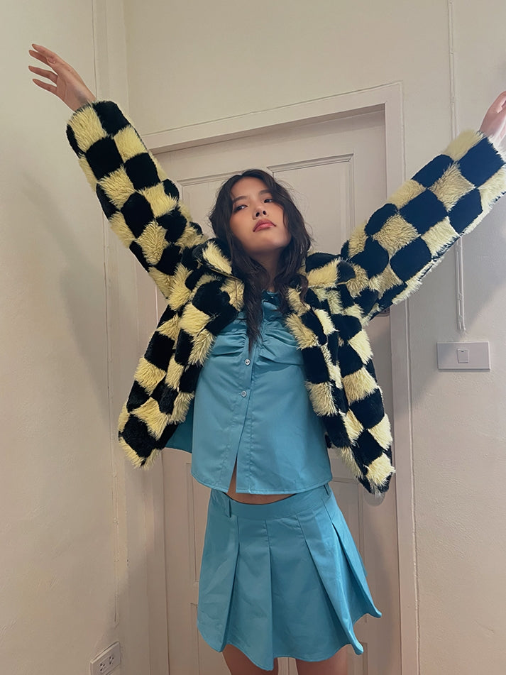 Einfache Faltenfalten einfache Hemd und Minirocke