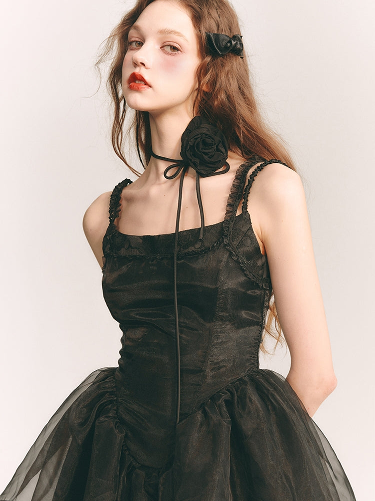 칙칙한 옷을 입은 꽃 자수 원피스