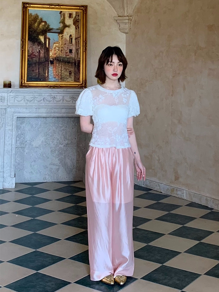 글로시는 느슨한 넓은 바지를 이완시킵니다