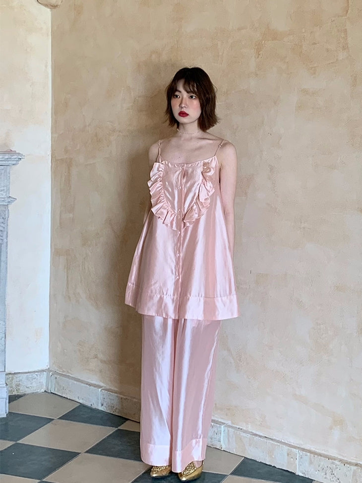 글로시는 느슨한 넓은 바지를 이완시킵니다