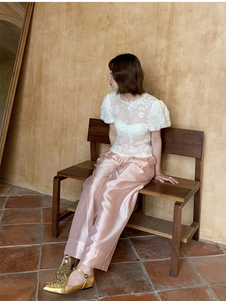 글로시는 느슨한 넓은 바지를 이완시킵니다