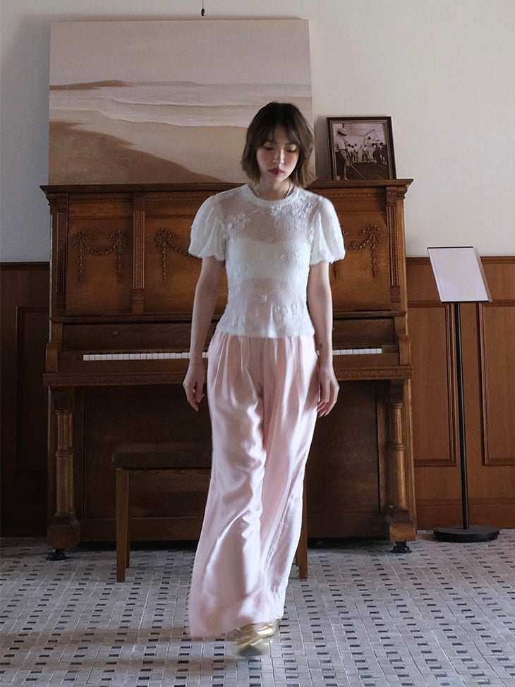 글로시는 느슨한 넓은 바지를 이완시킵니다