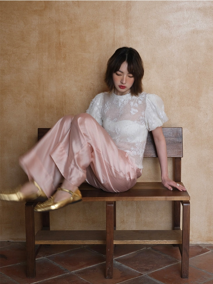 글로시는 느슨한 넓은 바지를 이완시킵니다