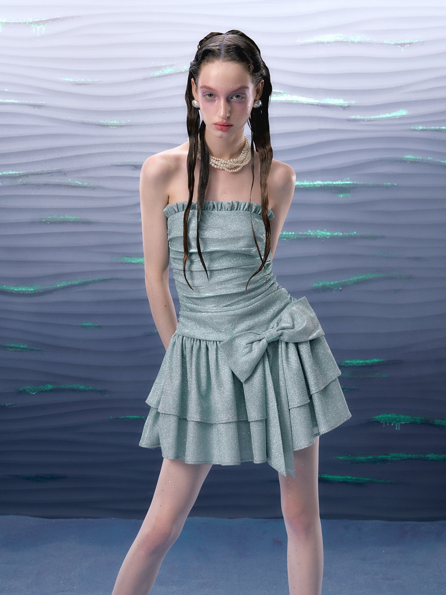 Glitzerbanddekoration enge nackte Kleid