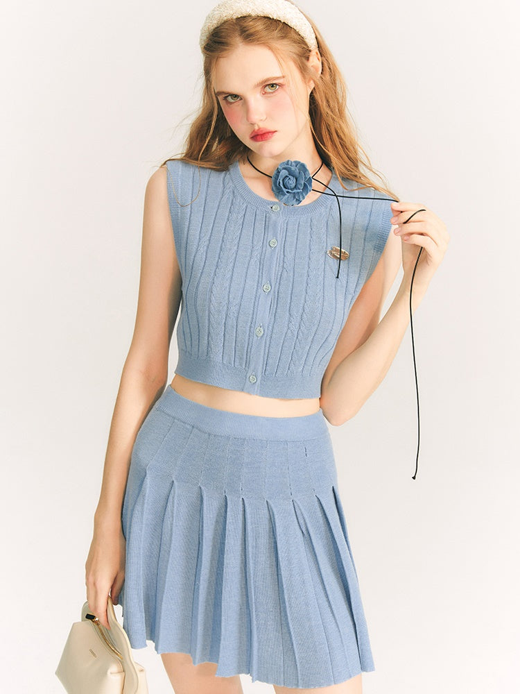 Gilet rond en tricot et jupe plissée
